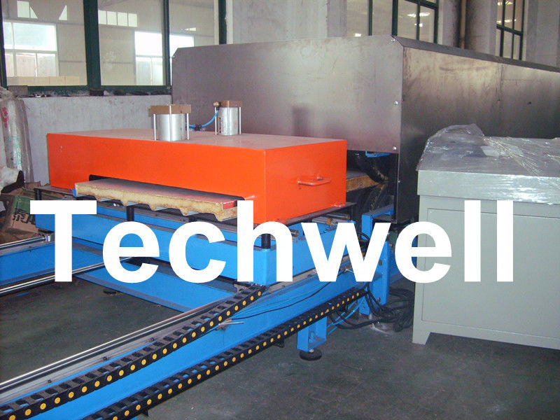 Caterpillar-Type Pu Sandwichcomité die Machine voor Sandwichcomités maken met Diverse Dikte